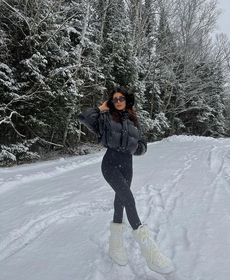 Cristina Monti on Instagram: "🖤" Aspen Outfit Winter, Snow Ootd, Snow Outfits For Women, Ski Outfit For Women, Snow Fits, Winter Vacation Outfits, Snow Photoshoot, Winter Travel Outfit, Japan Outfit