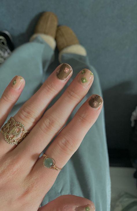 Earth Tone Nails Short, Green And Brown Short Nails, Granola Girl Nails Summer, Granola Nail Designs, Earth Tone Nails Designs Short, Green And Brown Nails Short, Earthy Gel Nails, Granola Nails Aesthetic, Granola Girl Nail Ideas