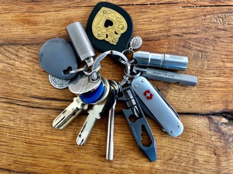 Edc Keychain Setup, Keychain Aesthetic Ideas, Edc Keychain, Edc Gadgets, Crafts Beads, Survival Supplies, Pocket Dump, Carabiner Clip, Key Organizer