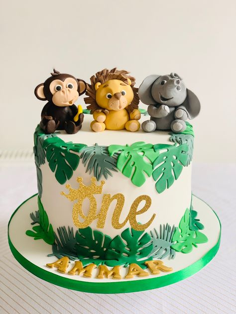 1st Birthday Cake Animals, Jungle Bday Cake, Simple Animal Cake, Gateau Theme Jungle, Safari Bday Cake, Jungle Cake Ideas Boys, Safari Smash Cake 1st Birthdays, Wild One Birthday Cake Boys, Safari Birthday Cake Boy