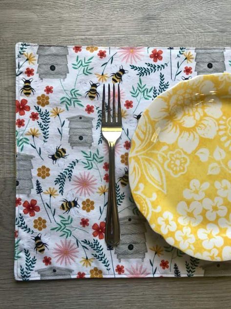 Diy Placemats Fabric, How To Make Placemats, Easy Placemats, Beginner Sewing Projects, Diy Placemats, Sewing Machine Instructions, Placemats Patterns, Fabric Placemats, Beginner Sewing