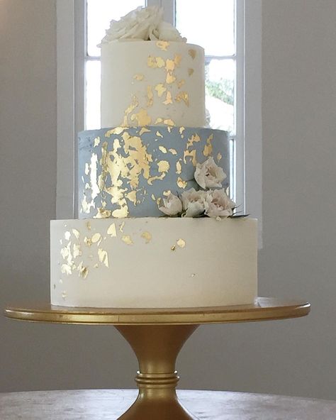 Gold Flake Cake Decoration, Edible Gold Leaf Cake, Gold Leaf Cake Decoration, Cake Gold Leaf, Wedding Cake Gold Leaf, Gold Leaf Cake, Mummy Cake, Gold Leaf Cakes, Edible Gold Leaf