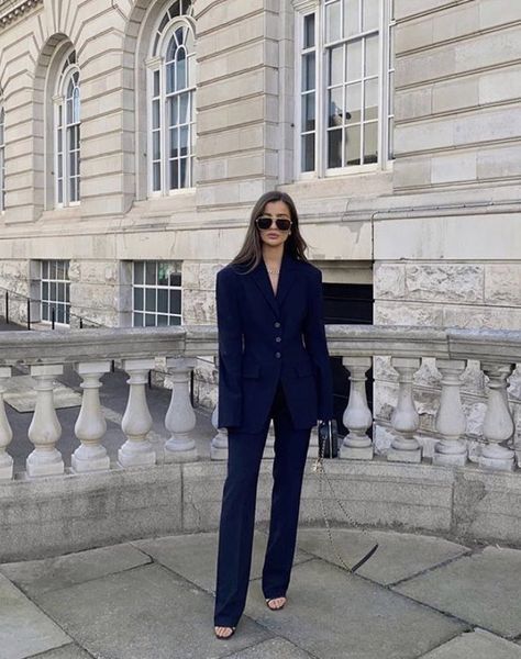 Women Suits Prom Classy, Woman Suit Fashion, Older Fashion, Graduation Outfit, Looks Chic, Casual Chic Style, Professional Outfits, Suit Fashion, Office Fashion