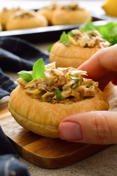 These mushroom and artichoke pastry cups are the perfect vegan party food! They’re quick and easy to prepare with a creamy filling that bursts with the flavours of the Mediterranean! Mushroom Artichoke, Vegan Puff Pastry, Taco Appetizers, Pastry Cups, Horderves Appetizers, Pea Pesto, Vegan Party Food, Vegan Party, Vegan Fish