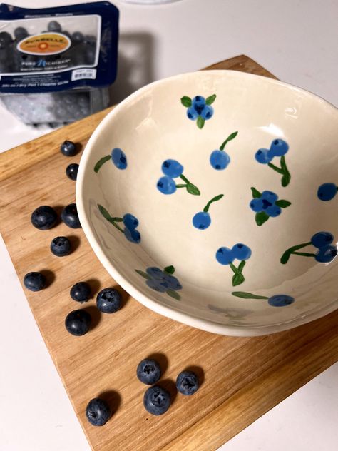 Ceramic bowl painted with blueberries #ceramics #painting #diy #diyideas #fruit #bowl Cute Ceramic Bowls Design, Fruit Plates Ceramics, Diy Bowl Painting Ideas, Painted Plate Ideas Ceramics, How To Paint A Blueberry, Painted Cereal Bowl, Fruit Painting Pottery, Fruit Bowls Ceramic Pottery, Pottery Painting Ideas Blueberries