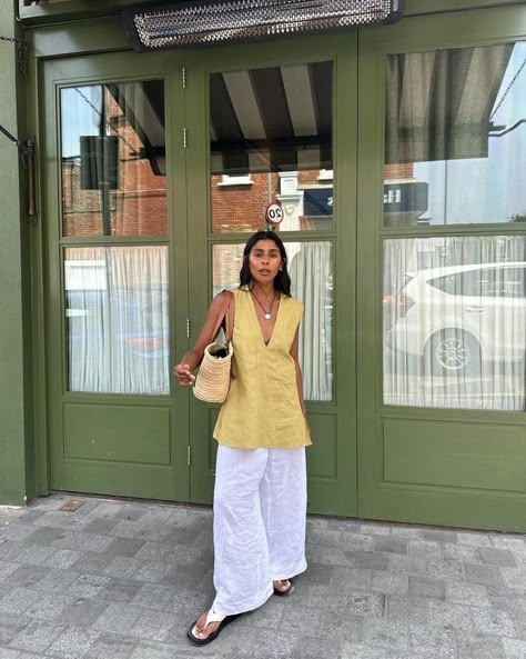 It’s Official: These Are the Best Trousers According to Style Experts Monikh Dale Style Summer, Monikh Dale Style, Black Thread Necklace, Linen Summer Outfits, Monikh Dale, Thailand Outfit, Thread Necklace, Summer Linen, Black Thread