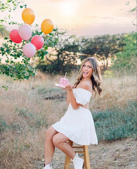 Birthday Photoshoot Outside Ideas, 21st Birthday Ideas Photo Shoots Outside, 21st Birthday Photoshoot With Cake, 14th Birthday Photos, Sweet 16 Birthday Picture Ideas, 12 Year Birthday Photoshoot, Outdoor Photoshoot Birthday, Balloon Photoshoot Ideas Outdoor, 24th Birthday Photoshoot Outdoor