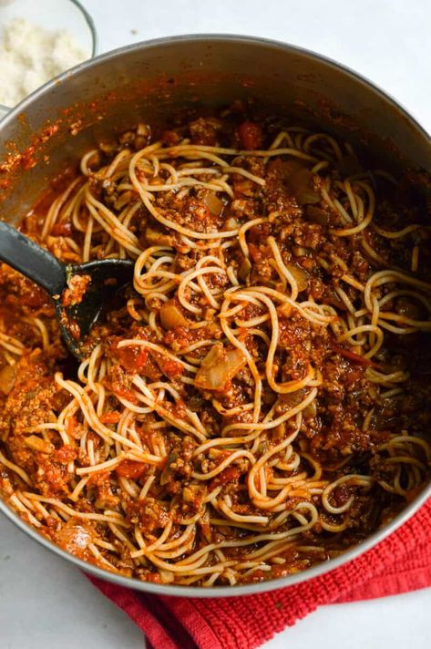 Mushroom Spaghetti Sauce with Ground Beef Meat Sauce With Mushrooms, Ground Beef Red Sauce Pasta, Easy Beef Bolognese Recipe, Spaghetti Recipes With Ground Beef, Spaghetti Sauce With Mushrooms, Meat Sauce Recipe Easy, Ground Beef Mushroom Recipe, Spaghetti Sauce With Ground Beef, Beef Bolognese Recipe