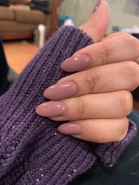 Oval shaped Gel nails. Mauve Nail Mauve Color, Fall Nails 2023 Mauve, Mauve Round Nails, Mauve Bridal Nails, Pink Nails Oval Shape, Nude Mauve Nails, Almond Nails Mauve, Mauve Dip Powder Nails, Mauve Almond Nails