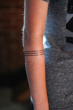 Tattoo Around The Arm, Side Forearm Tattoos For Women, Arm Tattoos With Meaning, Stripe Tattoo, Black Line Tattoo, Tattoo Band, Around Arm Tattoo, Tato Dengan Makna, Tattoo Line