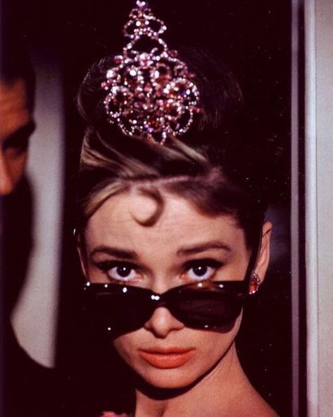 Audrey Hepburn 🦋 on Instagram: “Audrey Hepburn photographed on the set of Breakfast at Tiffany's, 1961 #NationalEyewearDay #AudreyHepburn #BreakfastAtTiffanys…” Breakfast At Tiffany's Aesthetic, Audrey Hepburn Wallpaper, Breakfast At Tiffany's Movie, Audrey Hepburn Breakfast At Tiffanys, Aubrey Hepburn, Audrey Hepburn Photos, Estilo Pin Up, Holly Golightly, Audrey Hepburn Style