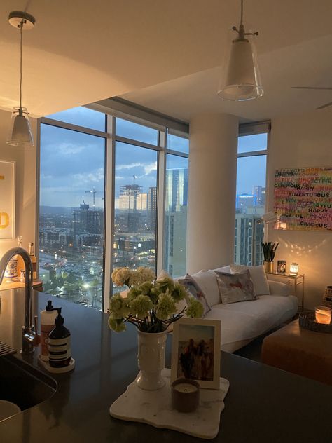 City Views, Fresh Flowers, Art Appartement New York, Pretty Apartments, Boston Apartment, Girl Apartment, Aesthetic Apartment, Apartment View, Chicago Apartment, Dream Apartment Decor, Future Apartment Decor