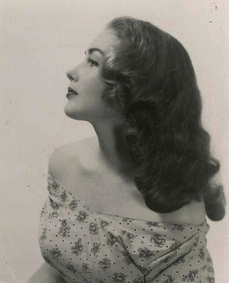 That 1940s long hair Girlie look. 1940s Curls, 1940s Woman, 1940s Hairstyles, Pin Curls, Dapper Day, Vintage Versace, Foto Vintage, Stil Inspiration, Retro Hairstyles