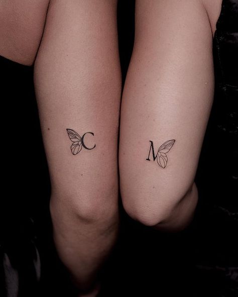 Small Friendship Tattoos, Zwilling Tattoo, Friend Tattoos Small, Matching Bff Tattoos, Bestie Tattoos, Cousin Tattoos, Maching Tattoos, Cute Matching Tattoos, Matching Friend Tattoos