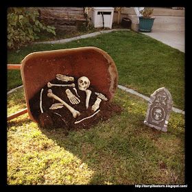 It's My Life, Storm: Outdoor Halloween Decorating Cheap Diy Halloween Decorations, Halloween Diy Outdoor, Halloween Decor Diy, Halloween Outside, Casa Halloween, Halloween Graveyard, Diy Halloween Decor, Adornos Halloween, Halloween Garden