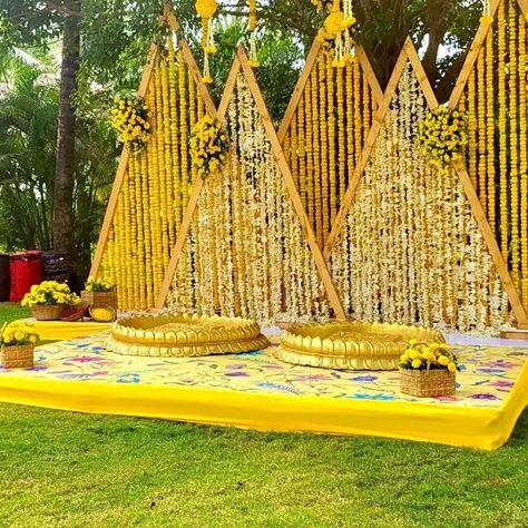 Onam Celebration Stage Decoration, Indian Jago Decorations, Pithi Backdrop, Saree Decoration Ideas On Wall, Haldi Stage Decoration Backdrops, Haldi Decoration Ideas Backdrops, Onam Decoration Ideas, Marriage Decoration Stage, Mehandi Backdrop