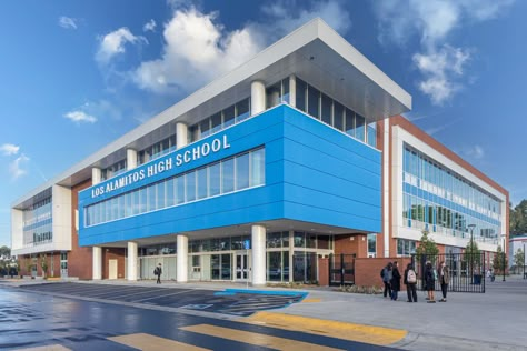 Los Alamitos High School STEM Building Modern High School Exterior, High School Building Exterior, High School Design Architecture, Modern School Building Design, School Building Design Exterior, Modern School Exterior, Modern School Interior, Modern School Architecture, Luxurious School