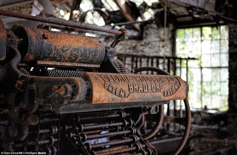 George Hodgson of Bradford manufactured these patented looms which were powered by the workers and the water from a local river diverted to the mill Industrial Signage, Welsh Blanket, Cotton Mill, Abandoned Factory, Industrial Inspiration, Water Mill, Spring Mood, Abandoned Cars, Yarn Store