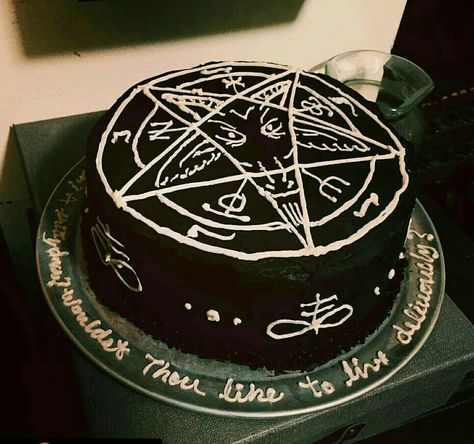 Satanic Birthday, Satanic Wedding, Emo Food, Gothic Birthday Party, Goth Cake, Goth Cakes, Recetas Halloween, Black Cake, Kawaii Food