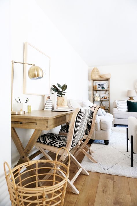 adding a workspace into a living area tips to make it work Living Room Vintage Modern, Simple Farmhouse Living Room, Diy Farmhouse Living Room, Living Room Workspace, Tiny Desk, Living Room Vintage, Farmhouse Living Room Decor Ideas, Farmhouse Living Room Decor, Simple Farmhouse