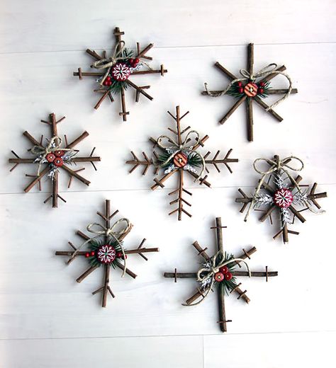 DIY Twig Snowflakes via  Little Things Bring Smiles Natal Natural, Natal Country, Homemade Christmas Presents, Jul Diy, Twig Crafts, Christmas Presents For Kids, Christmas Potpourri, Natural Christmas, God Jul