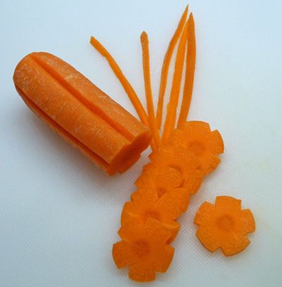 carrot flowers Carrot Food Art, Sweetened Carrots, Tumpeng Hias, Dear David, Sandwich Salad, Food Garnish, Iran Food, Deco Buffet, Carrot Flowers