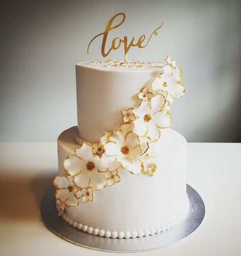 Wedding cake Engagement Cake Decorations, Golden Anniversary Cake, Christening Cake Girls, Golden Wedding Anniversary Cake, Golden Birthday Cakes, White And Gold Wedding Cake, 50th Anniversary Cakes, White Birthday Cakes, Wedding Anniversary Cakes