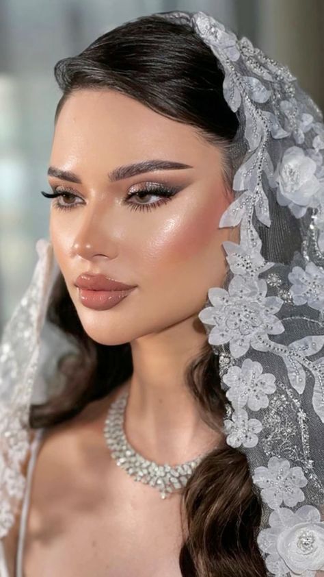 Makeup Looks Light Brown Eyes, Brown Eye Bridal Makeup, Winter Bride Makeup, Bride Makeup Looks, Winter Makeup Ideas, Glam Bride Makeup, Light Makeup Looks, Glam Wedding Makeup, Glam Bride