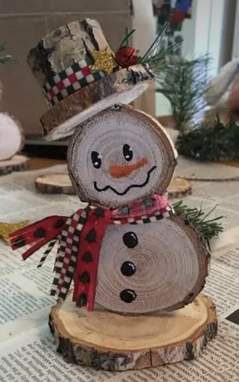 Outdoor Christmas Decorations Tree, Easy Diy Outdoor Christmas Decorations, Easy Outdoor Christmas Decorations, Diy Outdoor Christmas Decorations, Giant Christmas Ornaments, Snowman Crafts Diy, Pallet Christmas Tree, Christmas Yard Art, Christmas Decorations Diy Outdoor