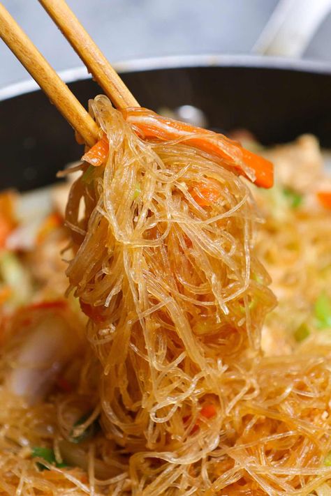 Pad Woon Sen (Thai Glass Noodles Stir Fry Recipe) Stir Fried Glass Noodles, Fried Glass Noodles Recipe, Chinese Glass Noodles, Glass Noodle Recipes Easy Stir Fry, Glass Noodle Dishes, Filipino Noodle Recipes, Bean Thread Noodles Recipes Stir Fry, Asian Vermicelli Recipes, Vietnamese Noodles Recipes