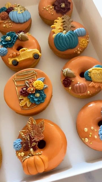 Fall Donuts Aesthetic, Thanksgiving Donuts Decoration, Fall Donuts Decorated, Fall Donuts Ideas, Thanksgiving Donuts Ideas, Decorated Donuts Ideas, Fall Donuts, Chocolate Goodies, Donut Decorating Ideas