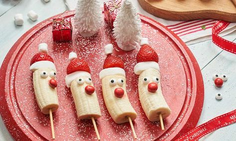 These banana and strawberry Santas are a sure-fire way to get the kids eating fruit this Christmas! Banana And Strawberry Santas, Santa Bananas, Santa Strawberries, Healthy Christmas Dessert Recipes, Pizza Wreath, Santa Recipes, Strawberry Santa, Healthy Christmas Desserts, Santa Breakfast