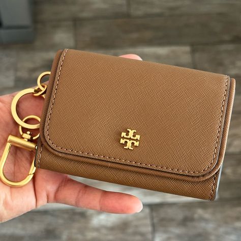 100% Authentic Guarantee Brand New With Tag L 4.5 H 3.0 W 1.0 Key Chain Wallet, Tory Burch Emerson, Ipad Essentials, Gift Wishlist, Dream Ideas, Jeweled Bag, Trendy Purses, Dream Bags, Purse Essentials