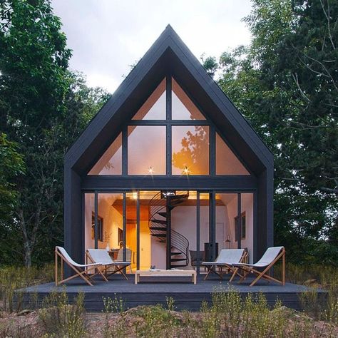 Tiny Homes A Frame, Modern Cabin Home Exterior, Tiny House Scandinavian, Modern Cottage Exterior Small Houses, Modern Alpine House, Modern House In Woods, Tiny Modern Cabin, Modern Small Cabin, Modern Cabin Home