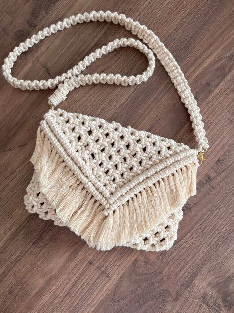 Looking for a stylish and unique bag that's perfect for any occasion? Look no further than our handmade macrame bag! Made with natural cotton fibers and incorporating beautiful macrame knotting techniques, this bohemian-style bag is the perfect addition to any outfit. Whether you're heading to the beach, going shopping, or just out for a walk, this bag is the ideal choice. With its spacious interior and sturdy construction, you'll have plenty of room for all your essentials. Plus, its customizab Macrame Bag Ideas, Macrame Bags Diy, Macrame Hand Bag, Macrame Purse Diy, Macrame Bag Pattern, Bags For Beach, Bohemian Style Bag, Macrame Handbag, Bag Macrame