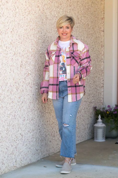 Graphic Tee And Shacket Outfit, Pink Plaid Shacket Outfit, Blue Plaid Shacket Outfit, Pink Shacket Outfit, Outfits Saco, Plaid Shacket Outfit Women, Style A Shacket, Shacket Outfit Women, Shacket Outfit