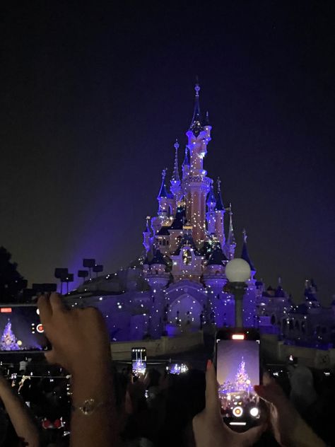 Disney Castle Paris, Disneyland At Night Aesthetic, Downtown Disney Aesthetic, Paris Aesthetic Disneyland, Desniy Land, Disneyland Aesthetic Night, Grad Night Disneyland, Disney Castle Aesthetic, Disney Park Aesthetic