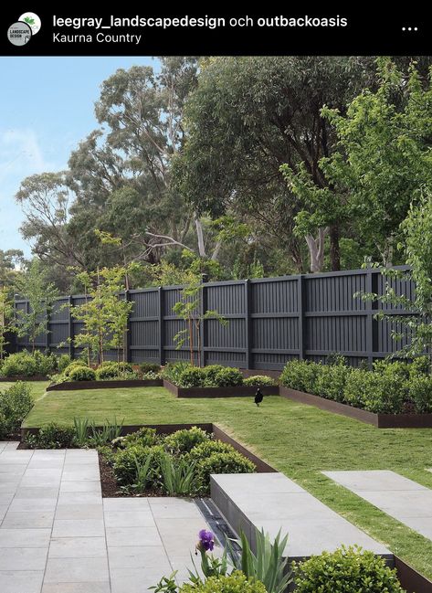 Black Garden Fence, Fence Colours, Bamboo Hedge, Landscape Borders, Fence Plants, Black Fence, Pool Landscape Design, Front Garden Design, Front Steps