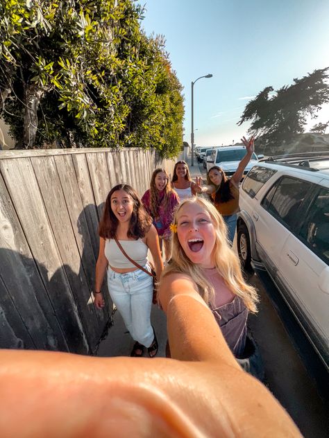 Five best friends taking a .5 selfie at the beach Ideas For All Nighters, Summer Camp Photoshoot, All-nighter Aesthetic, Beach Summer Camp, Summer Camping Aesthetic, Camping Photoshoot, Summer With Friends, Teenage Summer, Vacation Friends