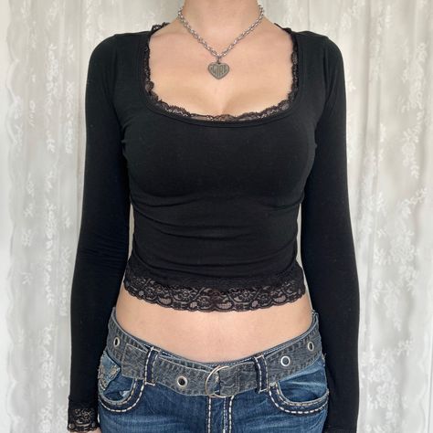 Dainty Black Hollister Vampire Girlfriend Cropped Long Sleeve With Lace Trim #y2k #y2kfashion #2000s #2000sfashion #bellaswan #twilight #vampiregirlfriend fall2023fashiontrends #falloutfits #fallaesthetic Emmiol Tops, Estilo Nike, Top In Pizzo, Bauchfreies Top, Goth Outfit, Y2k Long Sleeve, Clothing Diy, Lace Trim Shorts, Ootd Outfits