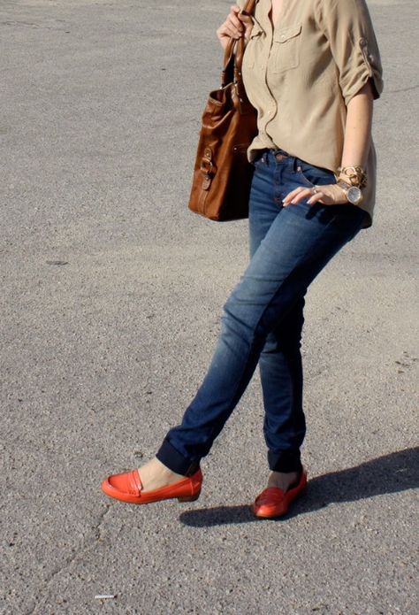 Loafer style Loafers Outfit Women, Orange Flat Shoes, Flat Shoes Outfit, Loafers Outfit, Love Jeans, Loafers Style, Spring Summer Outfits, Beautiful Outfits, Spring Outfits