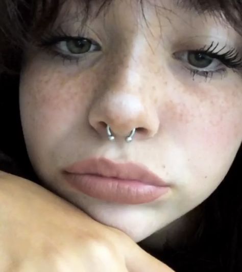 Nose Spectrum Piercing, Cute Facial Piercings Nose, Piercings Ideas Face, Piercings Nose Septum, Spectrum Piercing, Nose Piercings Septum, Piercing Inspo Face, Septum Aesthetic, Piercing Ideas Face