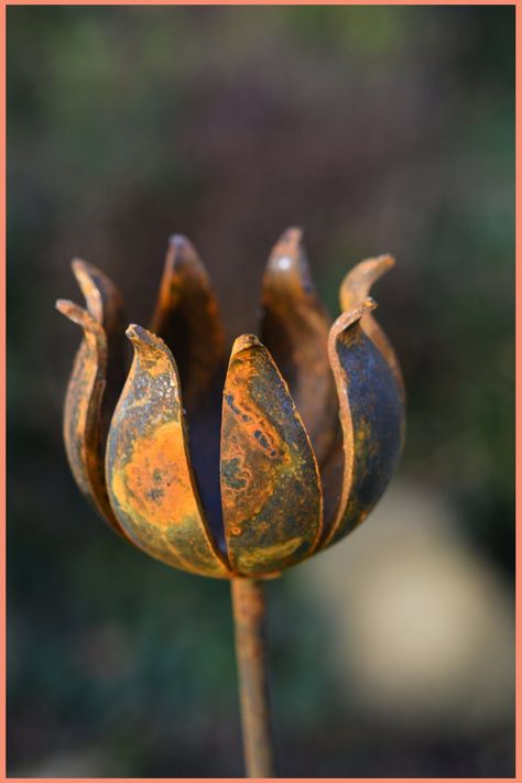 A rusted metal tulip sculpture. Metal Garden Flower, Rustic Garden Art, Metal Flowers Garden, Rusty Garden, Metal Sculptures Garden, Flower Sculpture, Steel Flowers, Flower Sculptures, Metal Garden Art