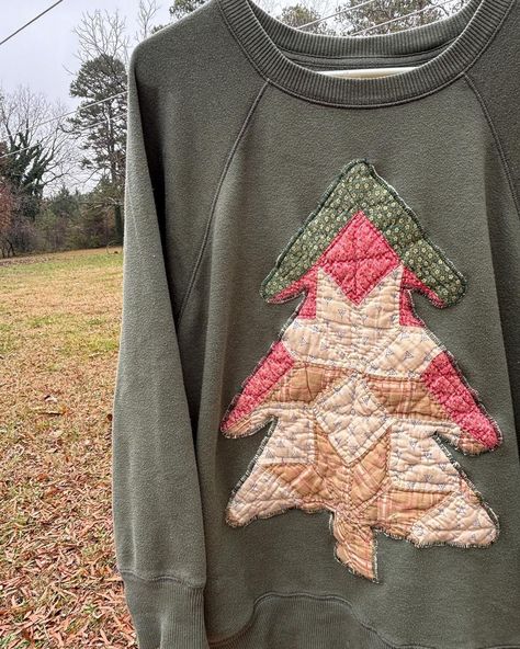 Christmas crewneck with vintage quilted tree! Sized Medium. $45 Comment to purchase🥰 #christmassweater #handmade #vintageclothing… | Instagram Quilted Christmas Trees, Christmas Tree Sweatshirt, Quilt Applique Ideas, Quilted Christmas Sweatshirt, Quilt Patch Sweatshirt, Christmas Patchwork Sweatshirt, Diy Christmas Sweatshirts, Diy Upcycled Clothing, Old Quilts Repurposed Ideas