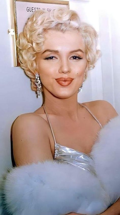 Marylin Monroe Haircut, Monroe Haircut, Susie Campbell, Ruby Core, Pfp Coquette, Marilyn Monroe Hair, 1950s Aesthetic, Marilyn Monroe Painting, Marilyn Monroe Photography