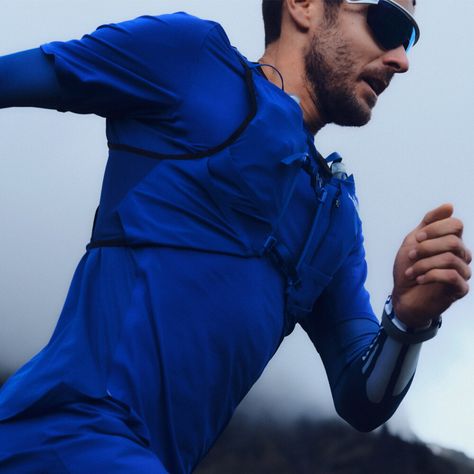 Delivering reliable comfort on long trail days, the Summit High Trail Run T-Shirt is a great addition to your wardrobe. International Klein Blue, Long Trail, Yves Klein, Summit Series, Klein Blue, Sport Running, Trail Running, North Face, The North Face