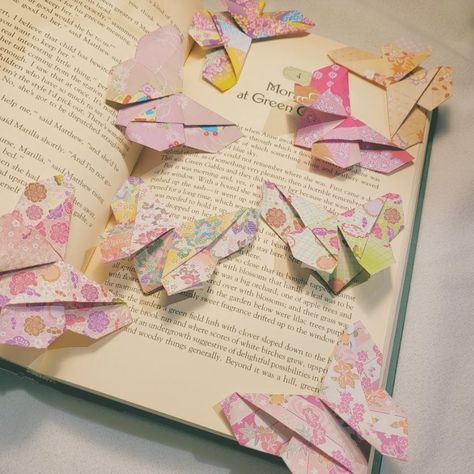 Carefully hand-folded origami butterfly bookmark that serves equal aesthetics and function. 🦋🐸 Origami paper is good quality printed origami paper with floral and Japanese traditional designs. Japanese Origami Aesthetic, Origami Butterfly Bookmark, Aesthetic Origami, Origami Aesthetic, Butterfly Bookmark, Wedding Cloak, Origami Ideas, Japanese Origami, Origami Butterfly