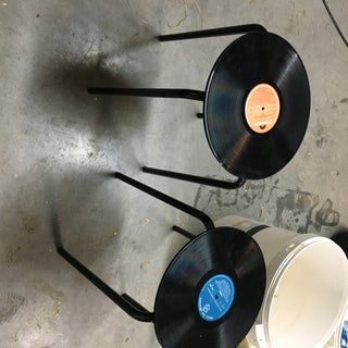 Table Made Of Records, Vinyl Record Upcycle, Old Records Aesthetic, Vinyl Room Ideas, Vinyl Record Diy, Vinyl Upcycling, Record Upcycle, Vinyl Records Crafts, Record Projects