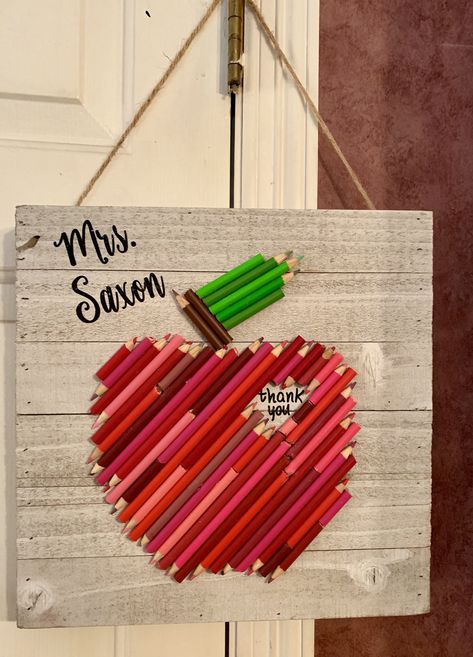 Color pencil craft Crafts With Pencils, Old Pencils Crafts, Old Colored Pencil Crafts, Colored Pencil Crafts, Teacher Signs Diy, Pencil Craft, Teacher Wreaths, Pencil Crafts, Appreciation Gifts Diy