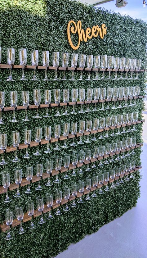 Champagne Wall Alternative, Wall Of Champagne Glasses, Wedding Cocktail Wall, Grass Champagne Wall, Welcome Champagne Wall, Champagne Wall Diy Instructions, Champagne Station Wedding, Floral Champagne Wall, Champagne Board Ideas